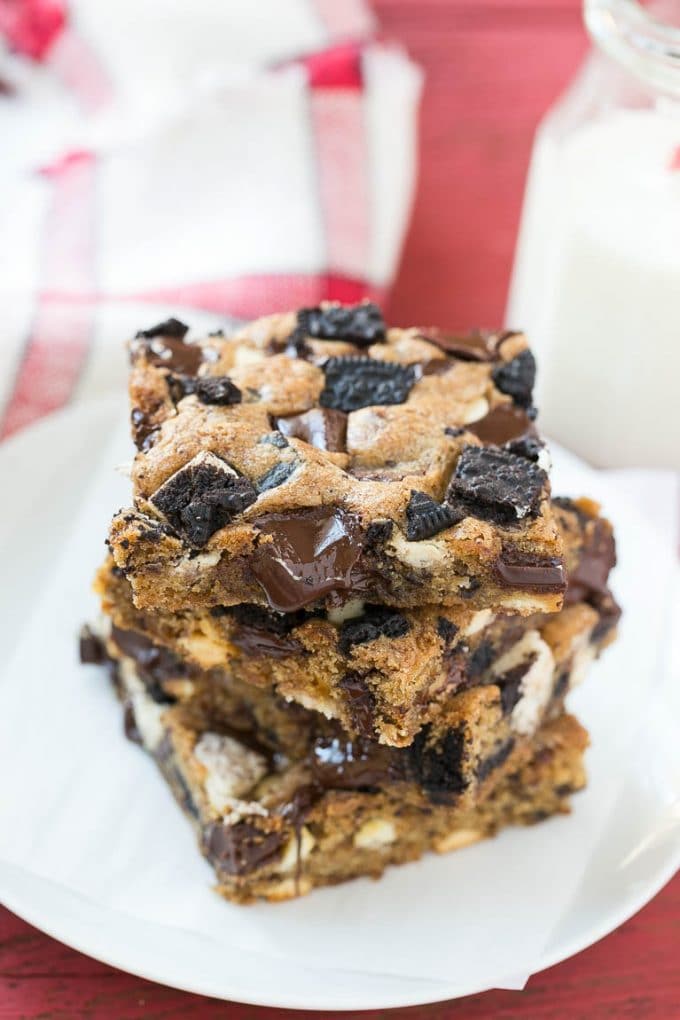Cookies and Cream Bars Recipe | Oreo Bars | Blondie Recipe #chocolate #oreo #blondies #baking #cookies #uzhal Oreo cookies and cream blondies on a serving plate.