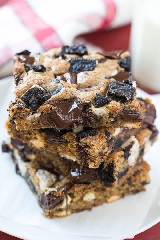 Cookies and Cream Bars Recipe | Oreo Bars | Blondie Recipe #chocolate #oreo #blondies #baking #cookies #uzhal A stack of Oreo bars filled with Oreo cookies and chocolate chunks.