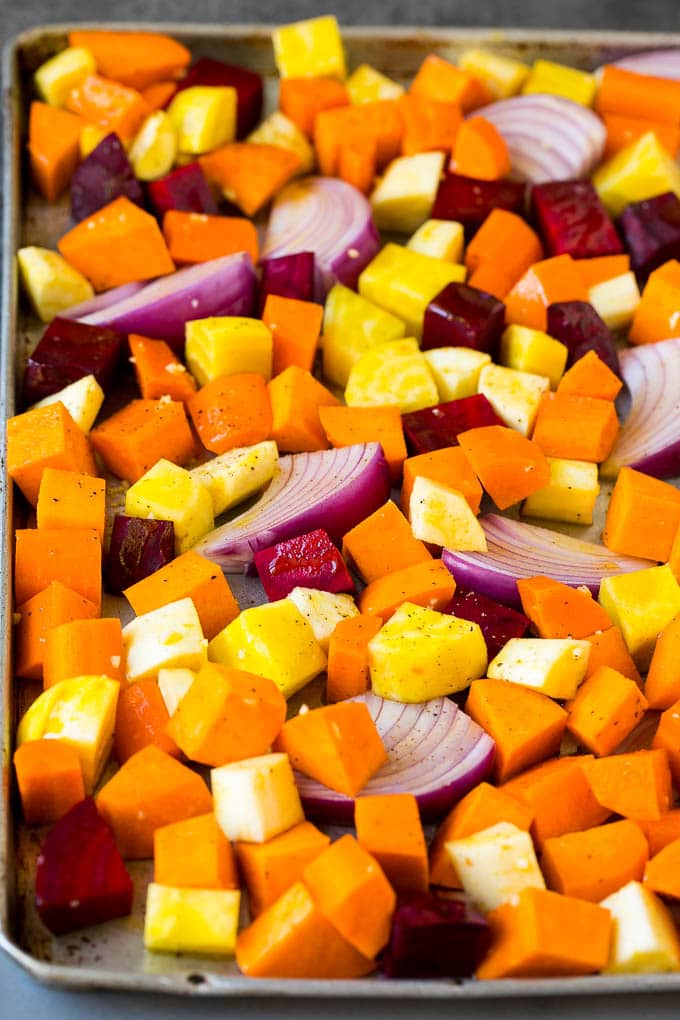 Roasted Root Vegetables Recipe | Roasted Sweet Potatoes | Roasted Beets | Roasted Carrots #carrots #beets #vegetables #sweetpotatoes #fall #parsnips #sidedish #uzhal #cleaneating #healthy A mixture of root vegetables tossed with olive oil and garlic.