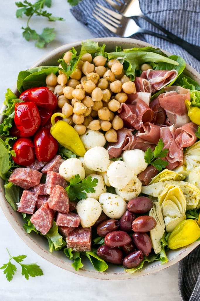 Antipasto Salad Recipe | Italian Salad | Main Course Salad | Antipasto Recipe #salad #salami #italianfood #dinner #lunch #uzhal Antipasto salad made with salami, peppers, prosciutto, chickpeas and mozzarella.
