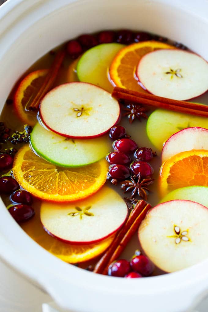 Slow Cooker Apple Cider | Mulled Apple Cider | Crockpot Apple Cider #cider #apple #applecider #drink #crockpot #slowcooker #uzhal Slow cooker apple cider with oranges, apple slices, cinnamon sticks and cranberries.