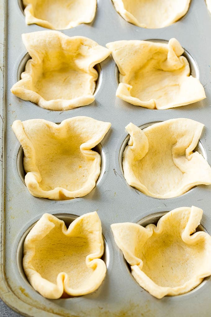 Pizza Muffins Recipe | Pizza Bites | Pizza Cups | Pizza Appetizer #pizza #appetizer #uzhal Crescent roll dough pressed into a tin forms the crust.
