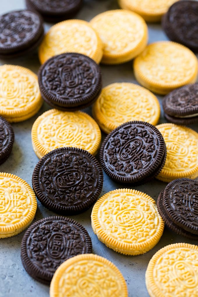 Chocolate Covered Oreos Recipe | Oreo Cookies | Chocolate Dipped Oreos #oreo #cookies #chocolate #sprinkles #dessert #uzhal Chocolate and vanilla cookies.