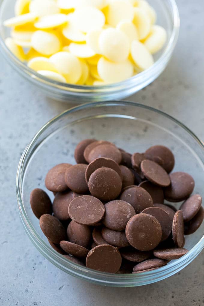 Chocolate Covered Oreos Recipe | Oreo Cookies | Chocolate Dipped Oreos #oreo #cookies #chocolate #sprinkles #dessert #uzhal Dark chocolate candy melts and white chocolate candy melts in bowls.