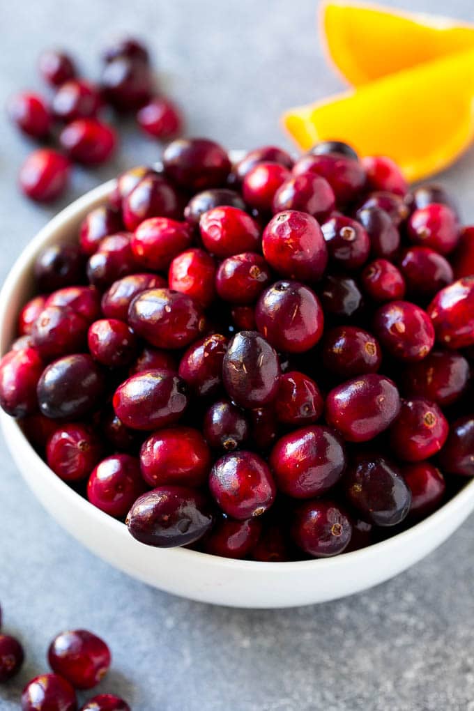 Cranberry Orange Sauce Recipe | Homemade Cranberry Sauce | Fresh Cranberry Sauce #cranberry #orange #fall #thanksgiving #sauce #dinner #uzhal A bowl of fresh cranberries.