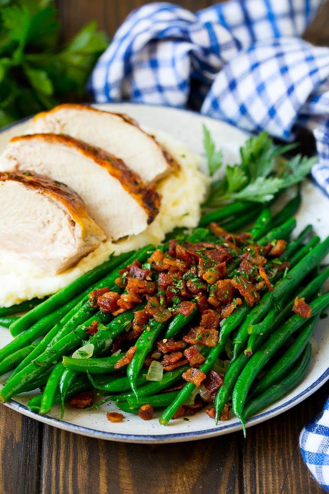 Green Beans with Bacon Recipe | Bacon Green Beans #bacon #greenbeans #sidedish #thanksgiving #veggies #dinner #uzhal Green beans with bacon served alongside turkey and mashed potatoes.