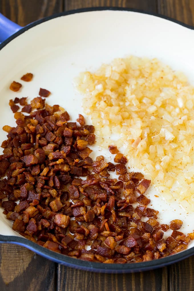 Green Beans with Bacon Recipe | Bacon Green Beans #bacon #greenbeans #sidedish #thanksgiving #veggies #dinner #uzhal Cooked bacon and sauteed onions in a skillet.