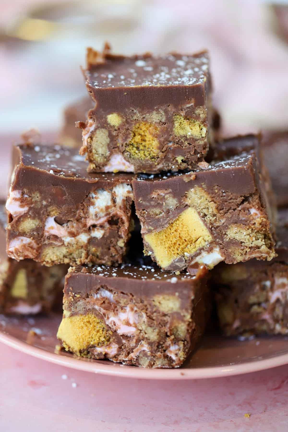 Rocky Road Senza Glutine 2 Un piatto di rocky road senza glutine con pezzi di Crunchie.