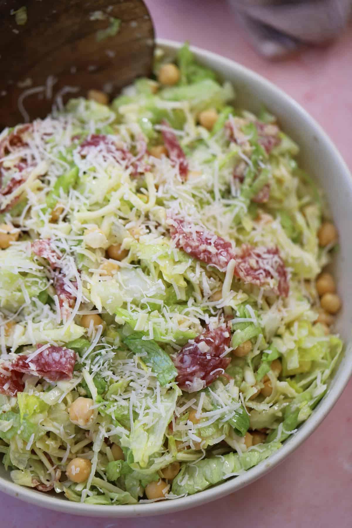 L'Insalata Tritata La Scala da vicino, con lattuga, mozzarella e salame ben visibili.