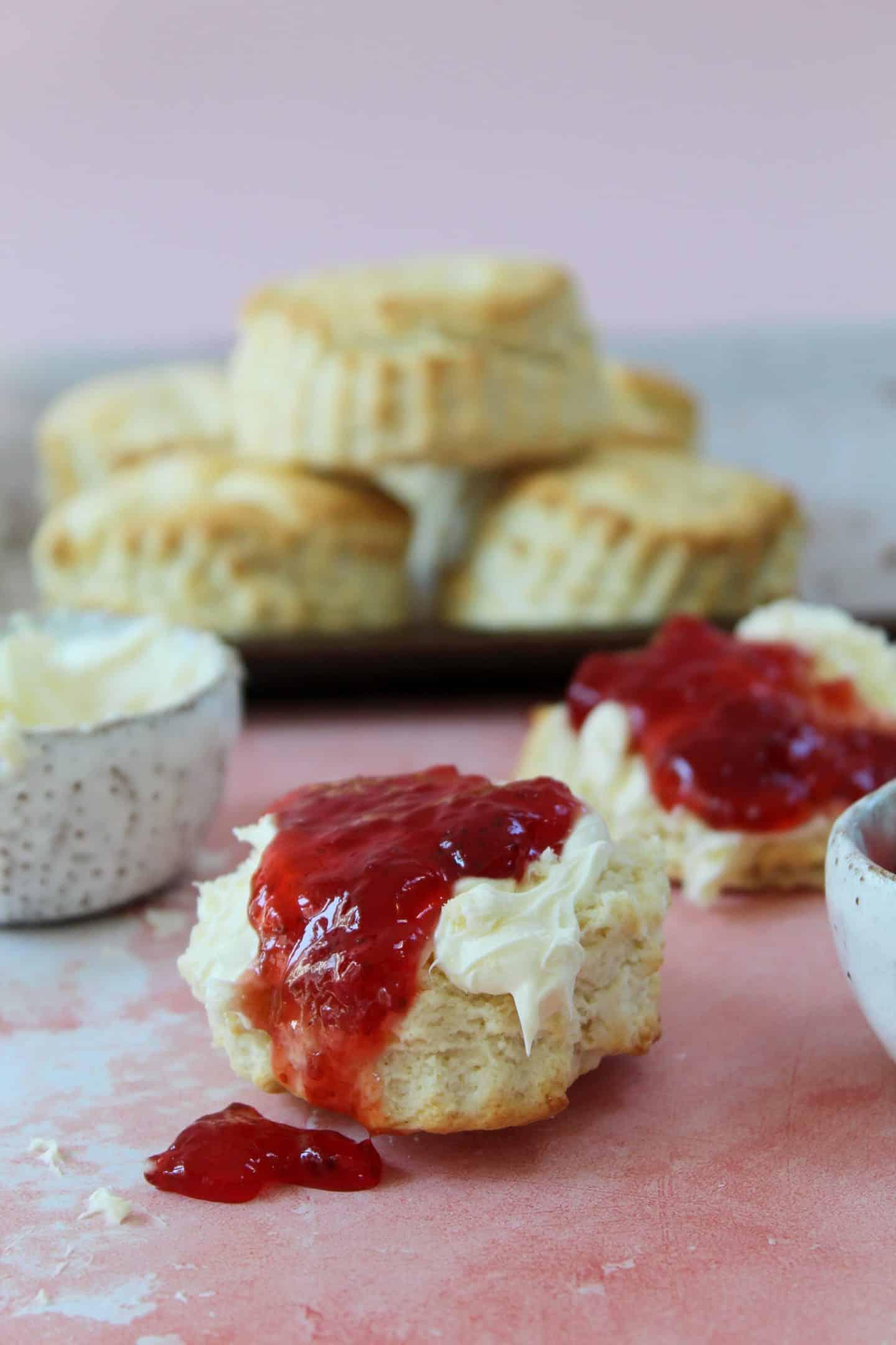 Scones Senza Glutine (Semplici o ai Frutti) 2 Uno scone senza glutine con panna densa e marmellata.