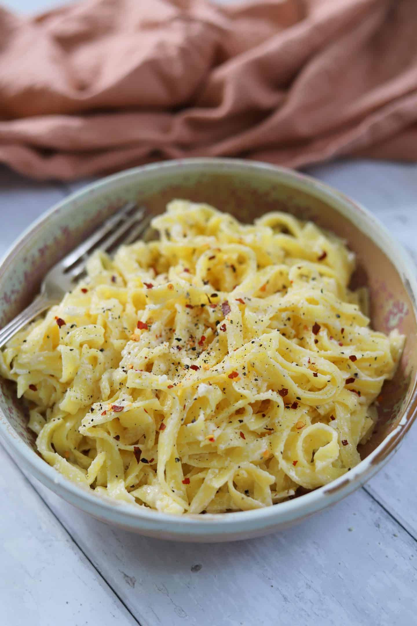 Pasta Cremosa all'Aglio Senza Glutine 2 Pasta cremosa all'aglio senza glutine con prezzemolo fresco