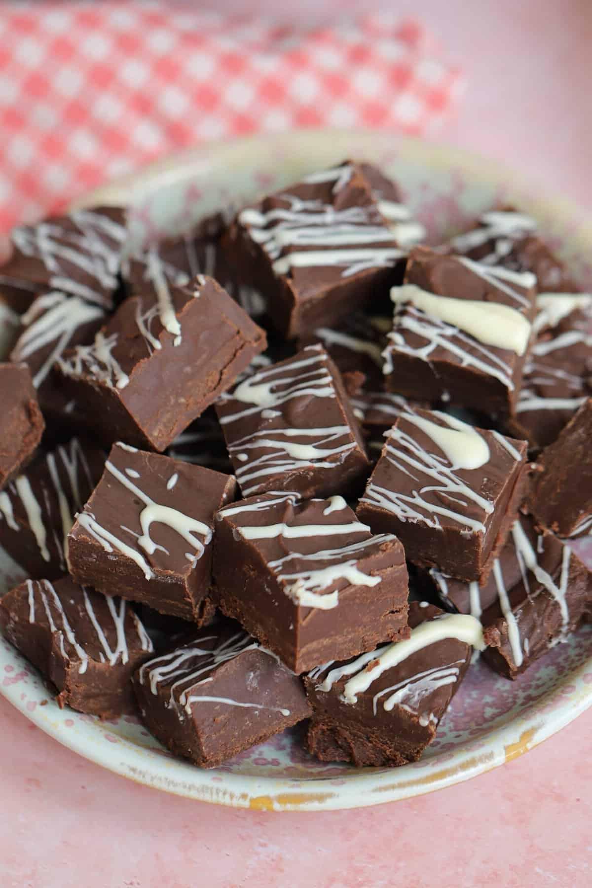 Fudge al Cioccolato in Slow Cooker 2 Un piatto di quadratini di fudge al cioccolato fatto nella slow cooker.