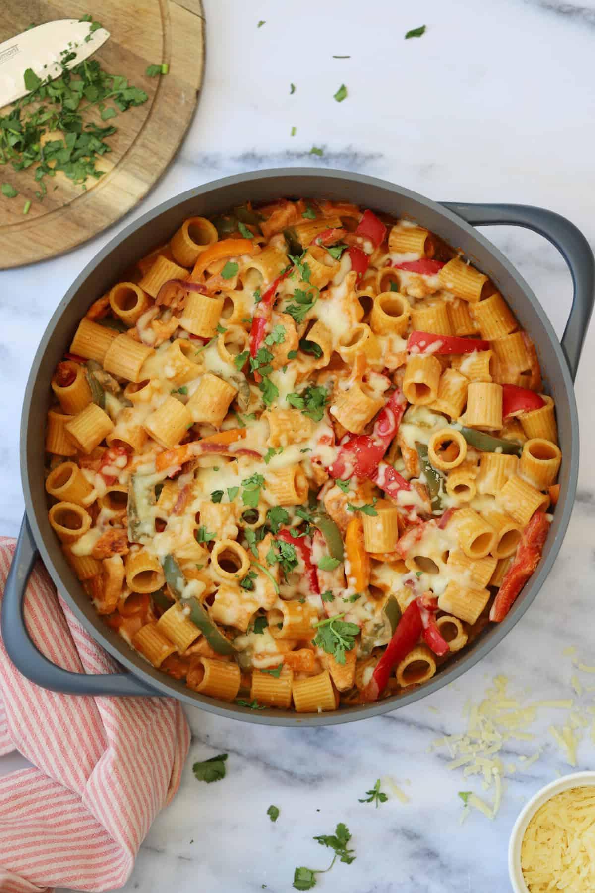 Una padella di pasta fajita cremosa al pollo senza glutine.