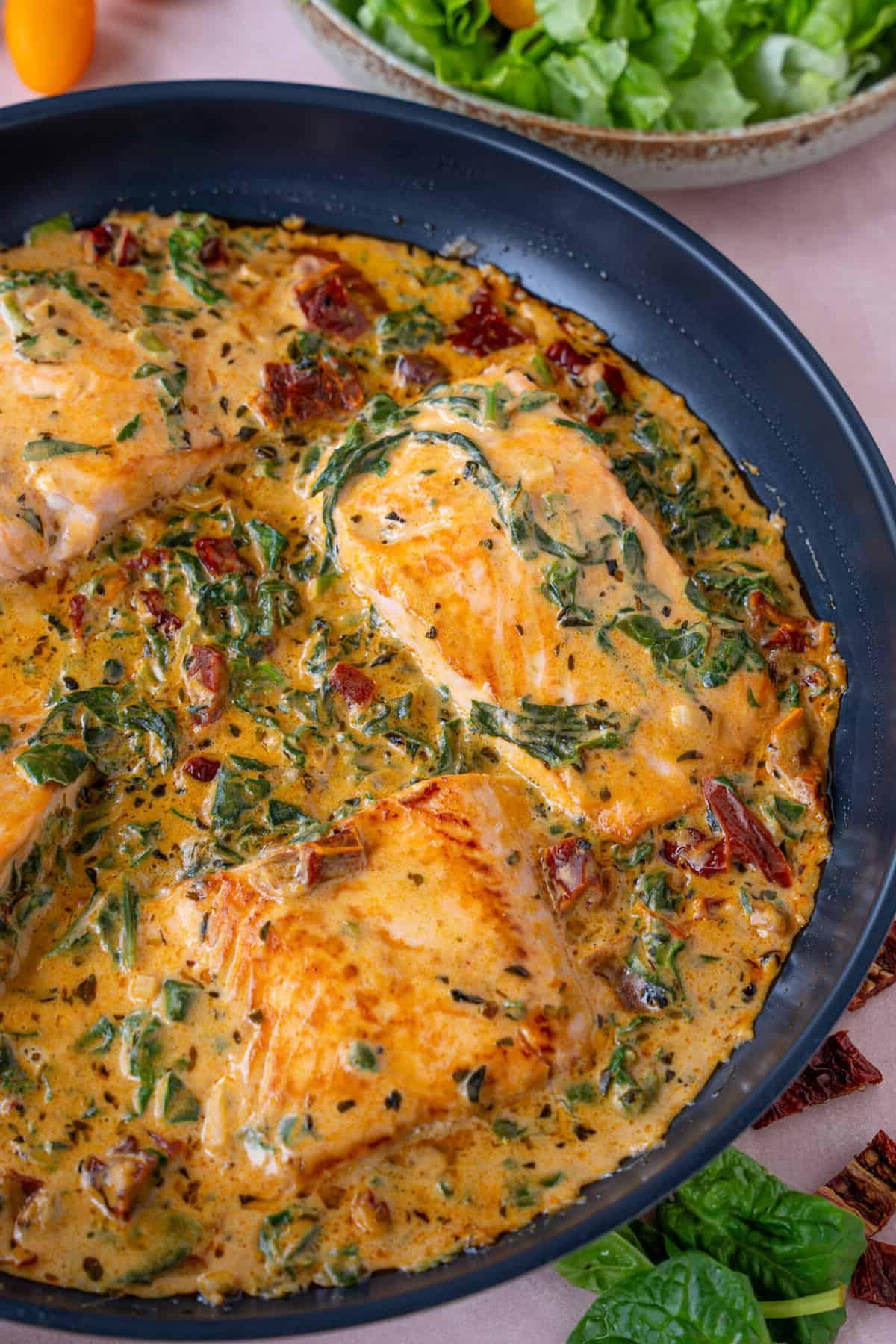Salmone Cremoso Toscano 2 Una padella di salmone cremoso alla Toscana.