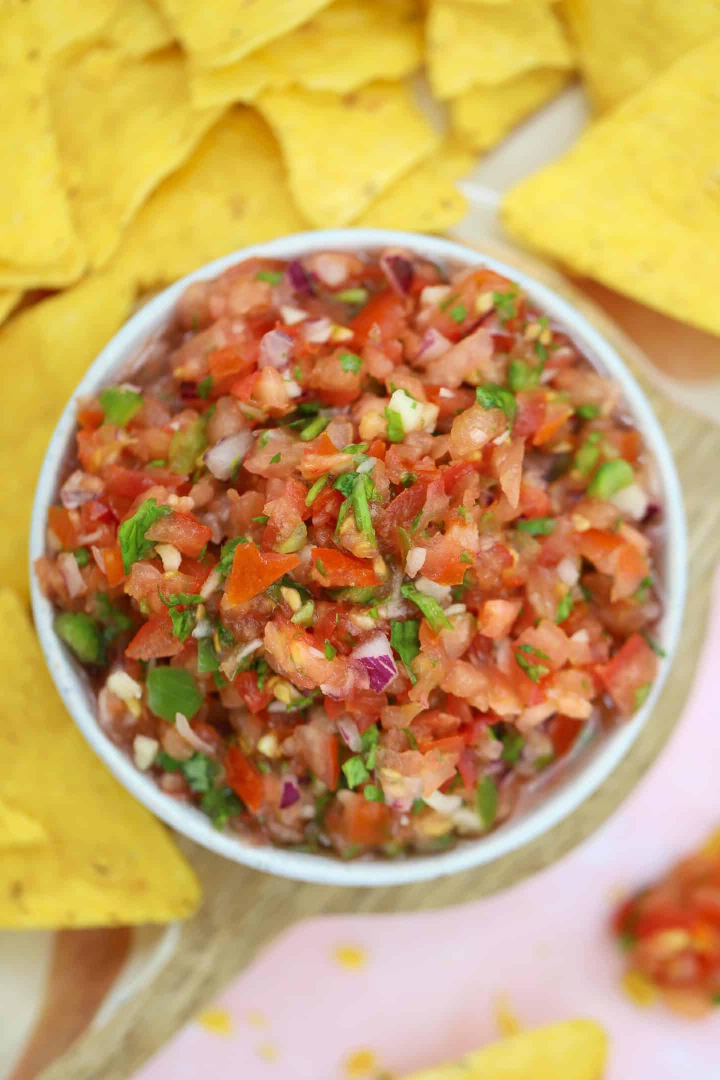Salsa Senza Glutine 2 Una ciotola di salsa fatta in casa senza glutine con tortilla chips.
