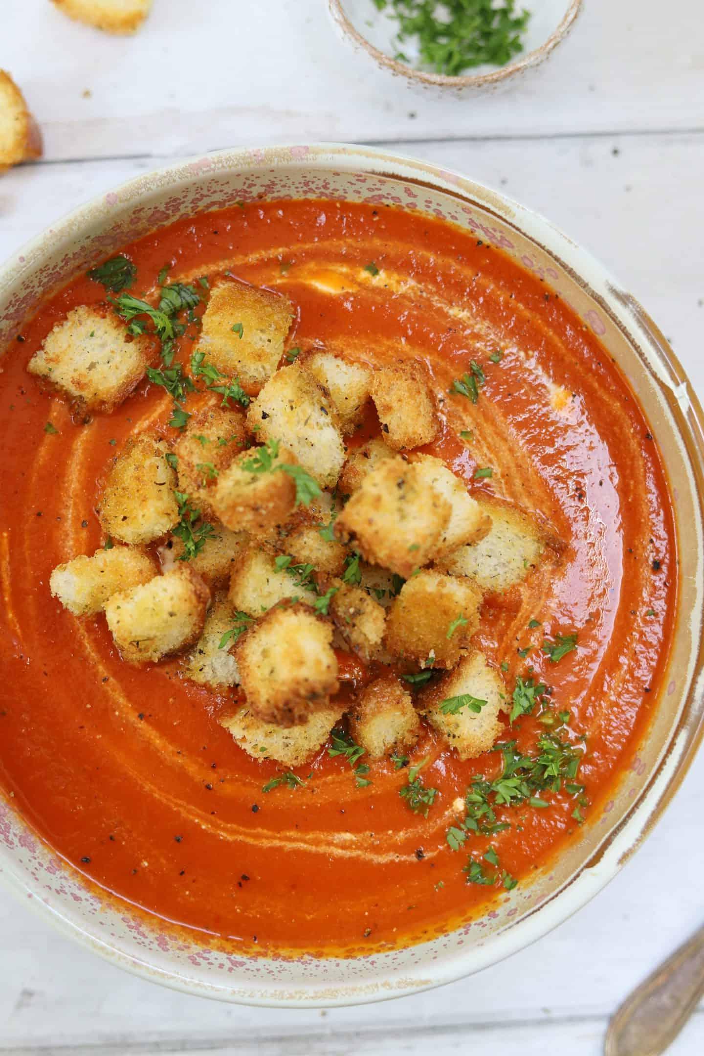 Zuppa di pomodoro senza glutine 2 Zuppa di pomodoro senza glutine con harissa, guarnita con erbe fresche