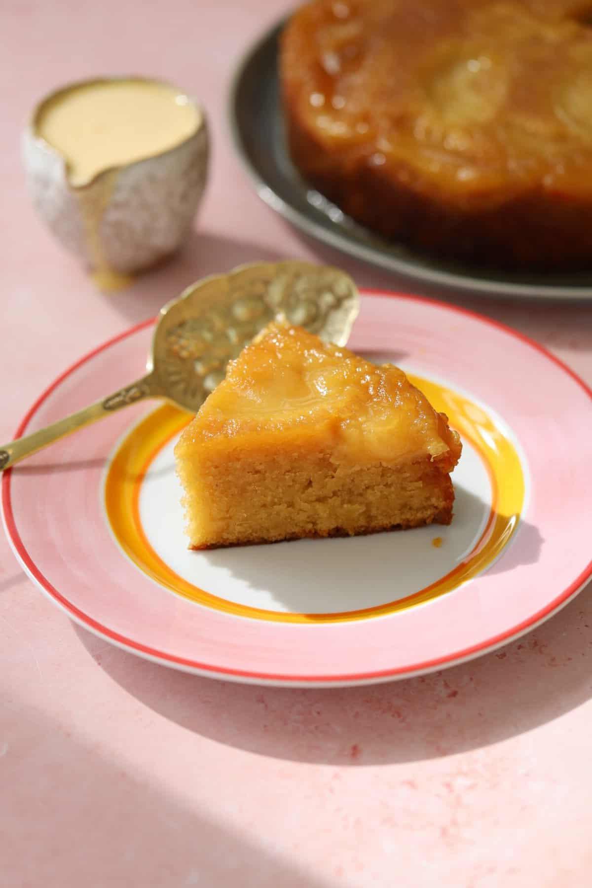 Torta di Mele Rovesciata 2 Una fetta di torta di mele rovesciata su un piatto.