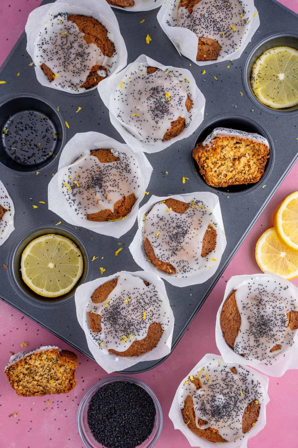 Un vassoio di muffin senza glutine al limone e semi di papavero.