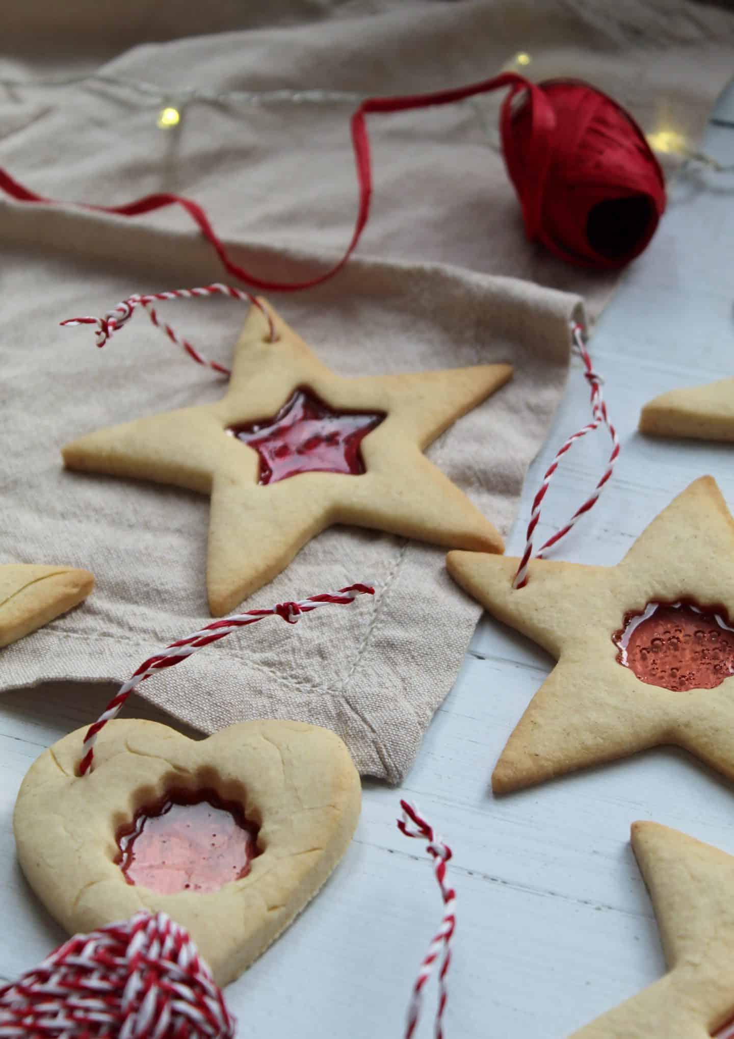 Biscotti di Natale senza glutine con vetrata caramellata per l'albero