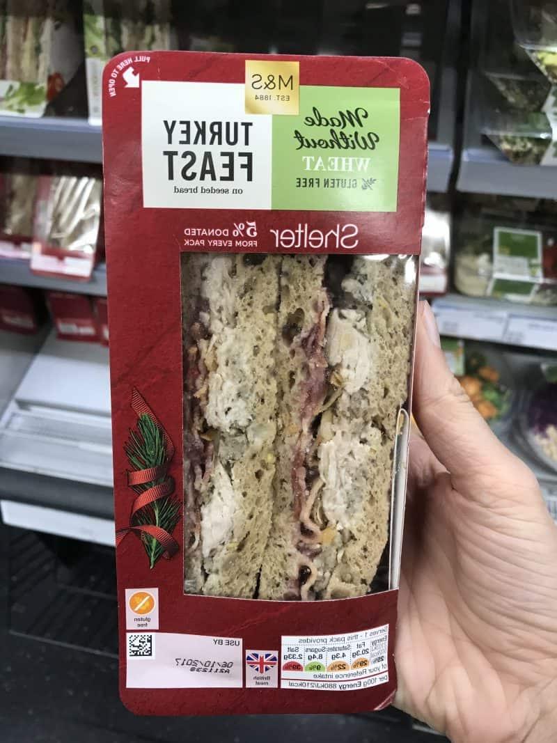 Panino natalizio senza glutine: tacchino, ripieno e salsa ai mirtilli rossi