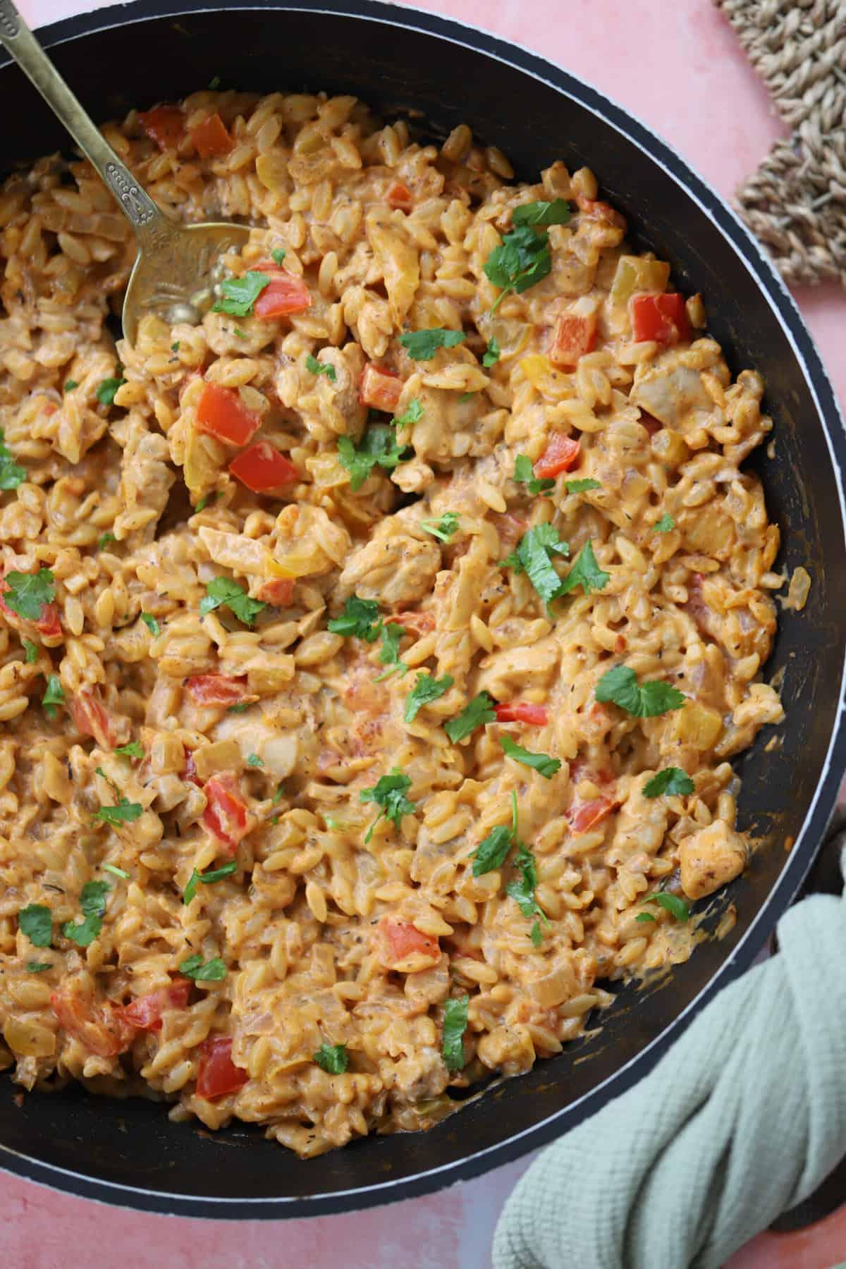 Orzo al Pollo Cajun 2 Una padella di orzo cremoso al pollo Cajun.
