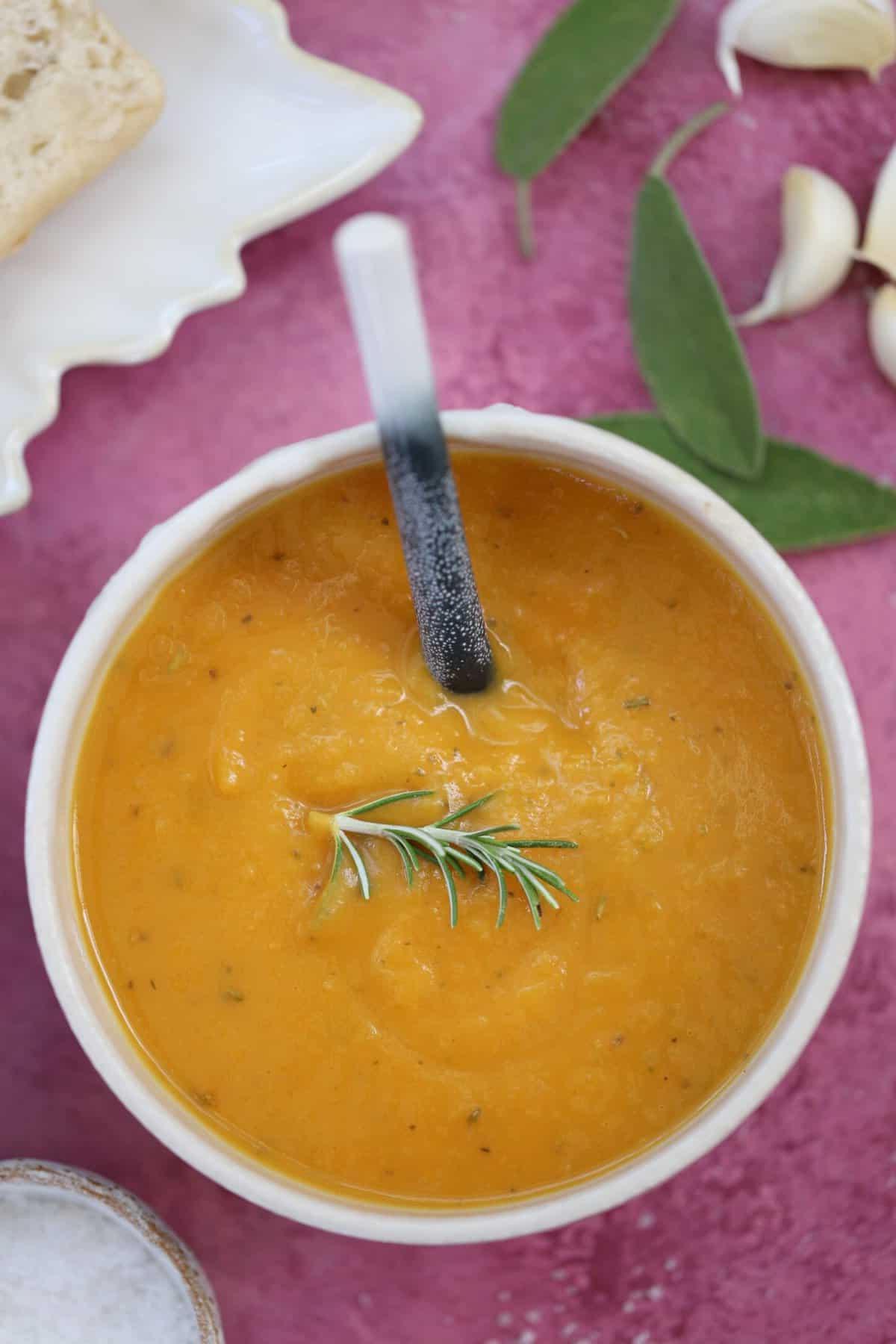 Zuppa di Zucca Violina e Patate Dolci 2 Una ciotola di zuppa di zucca delicata e patate dolci.
