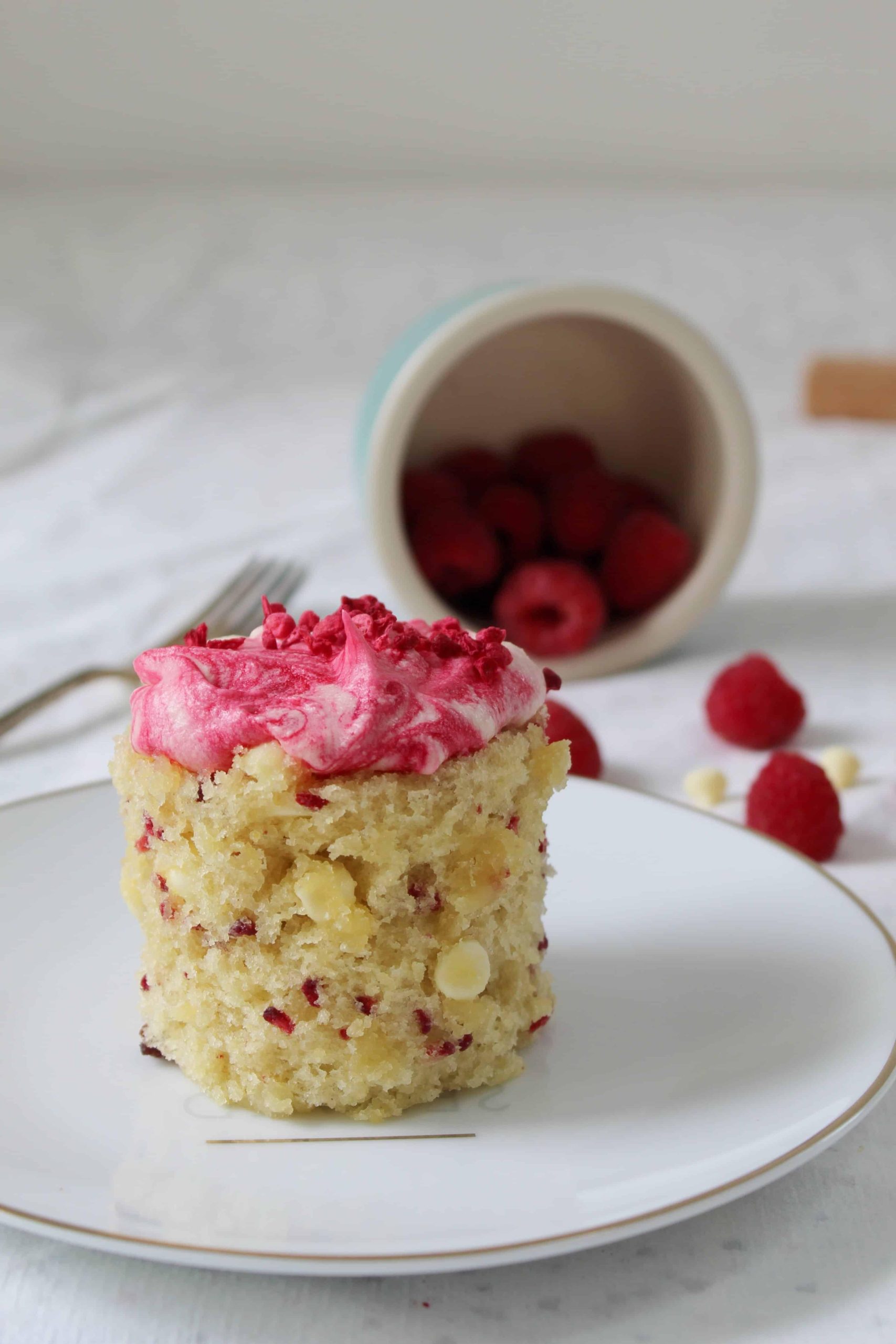 ricetta mug cake senza glutine cioccolato bianco lamponi