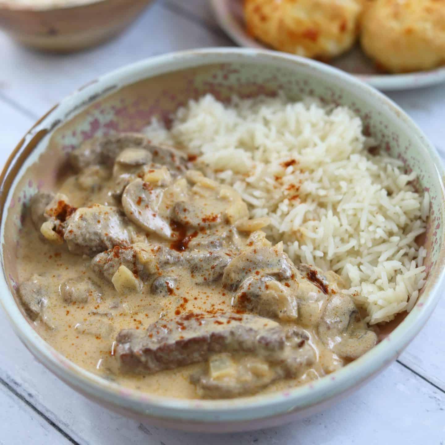 10+ Ricette Senza Glutine in Meno di 30 Minuti 11 Manzo Stroganoff senza glutine con salsa cremosa e filetto