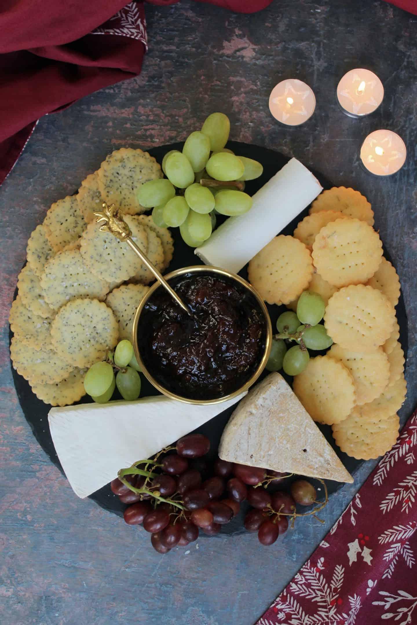 25+ Dolci Natalizi Senza Glutine 12 A cheeseboard filled with gluten free crackers.