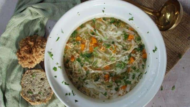 zuppa di noodle di pollo slow cooker senza glutine