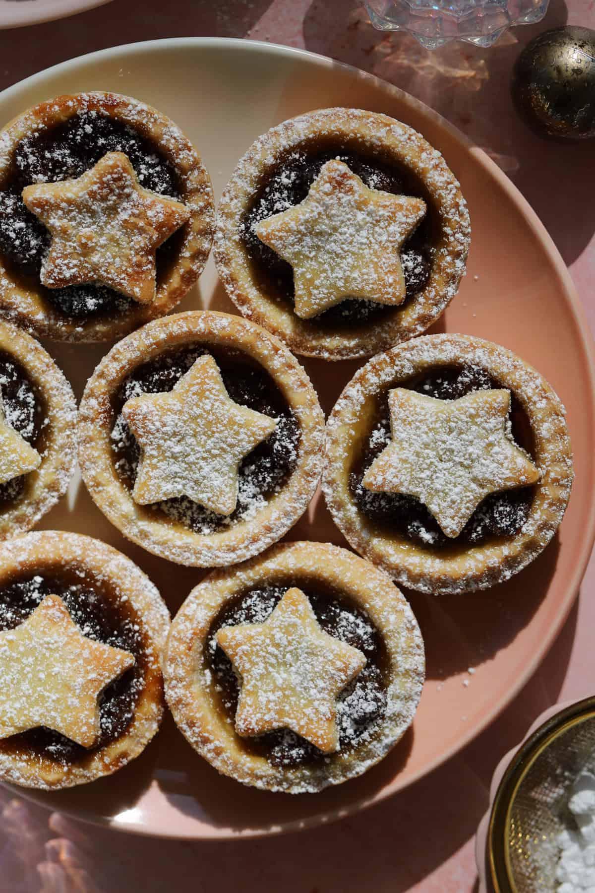 25+ Dolci Natalizi Senza Glutine 13 A plate of gluten free mince pies with star tops.