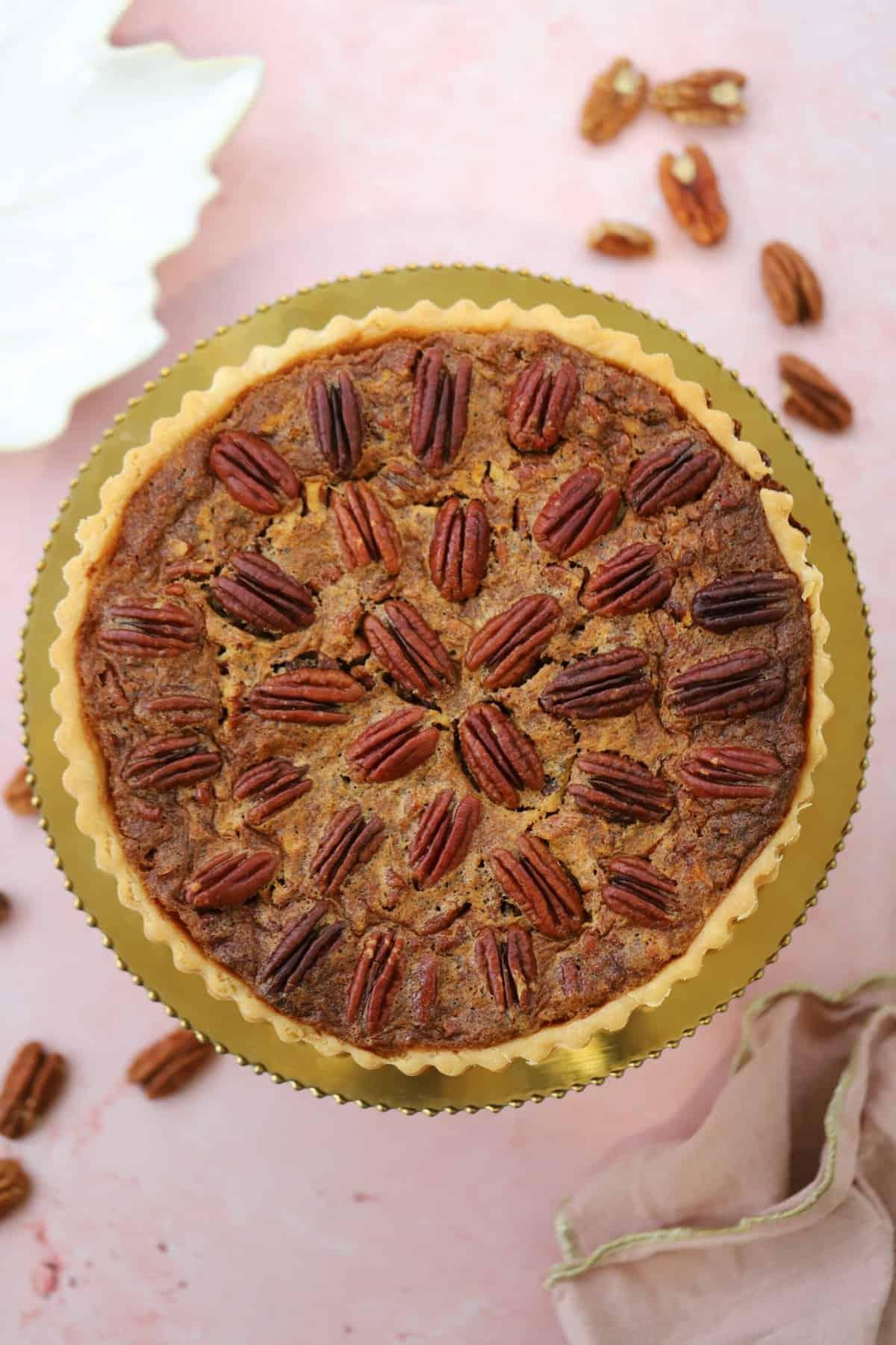 25+ Dolci Natalizi Senza Glutine 15 Overhead shot of a gluten free pecan pie.