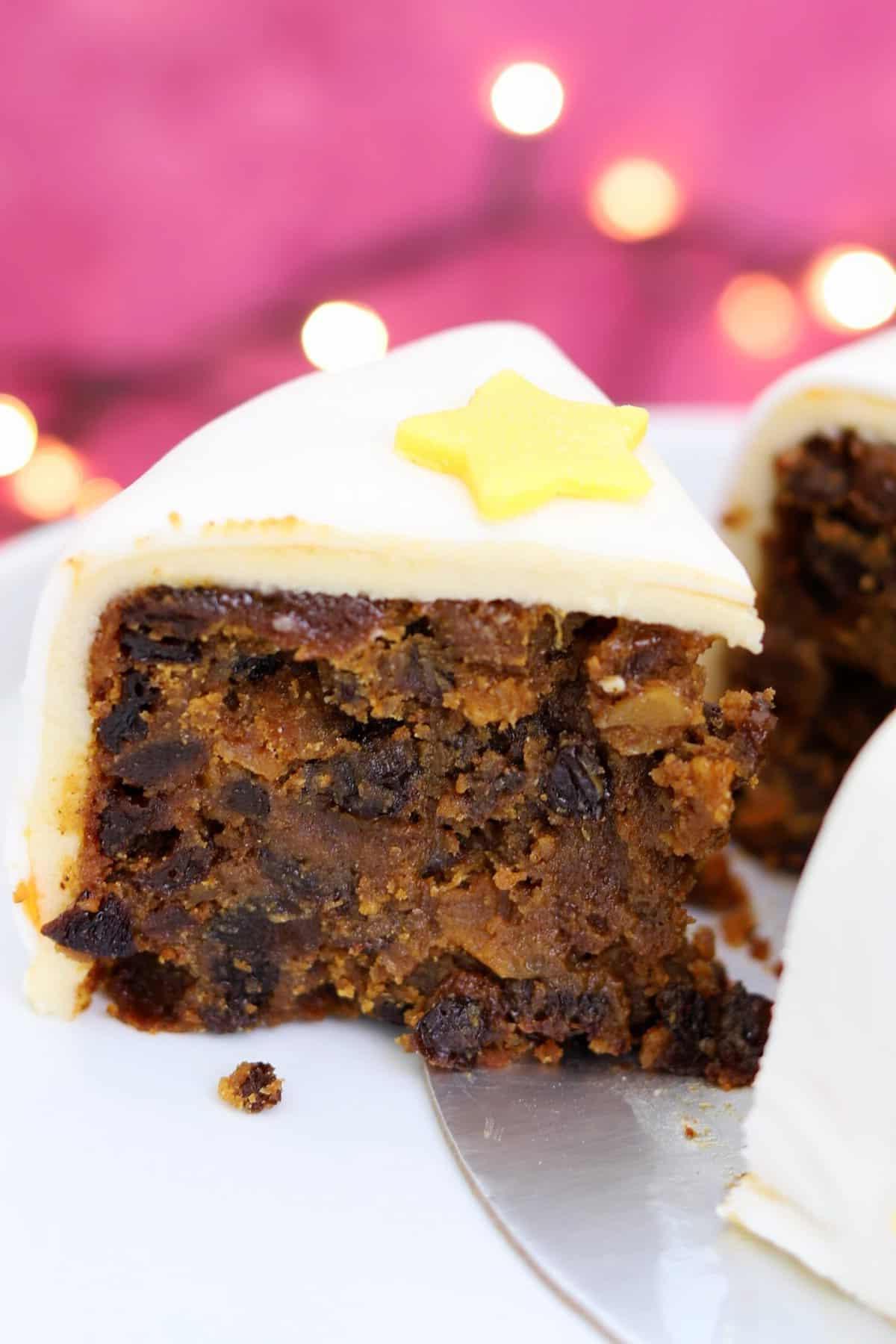 25+ Dolci Natalizi Senza Glutine 16 A slice of gluten free Christmas cake.