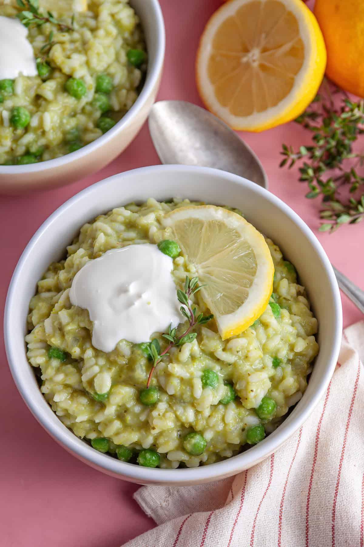 Risotto di Piselli 3 Una ciotola di risotto ai piselli con limone e timo, e una guarnizione di crème fraîche.
