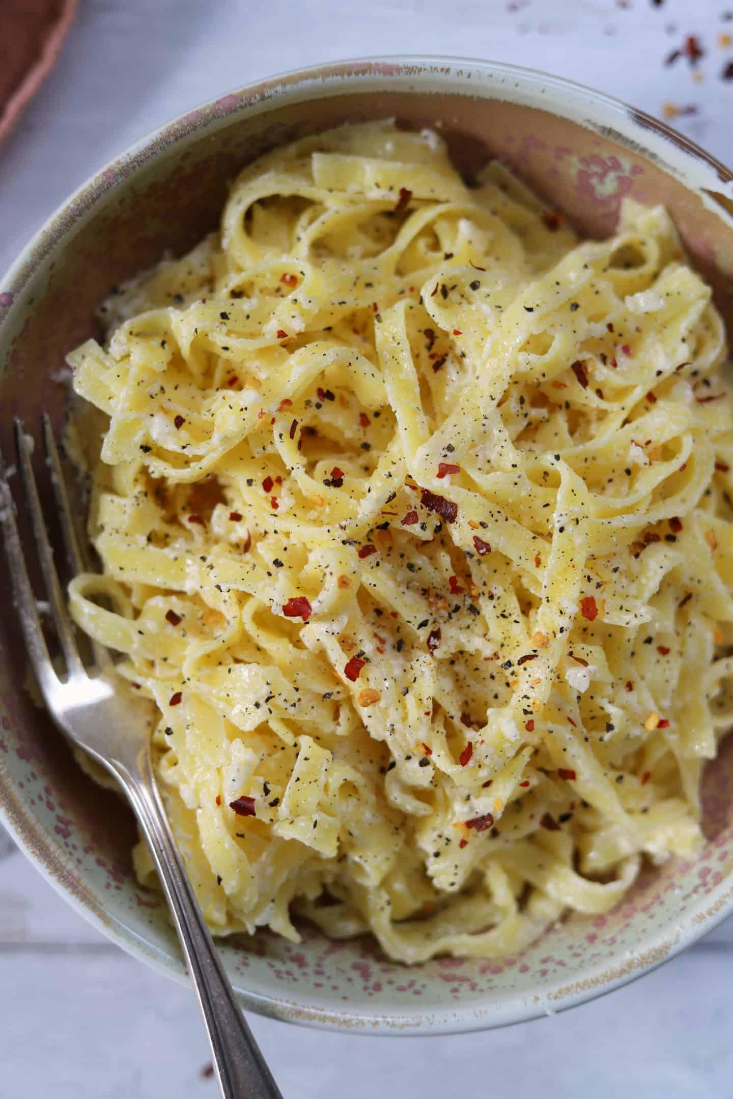 Pasta Cremosa all'Aglio Senza Glutine 3 Porzione di pasta cremosa all'aglio senza glutine con forchetta