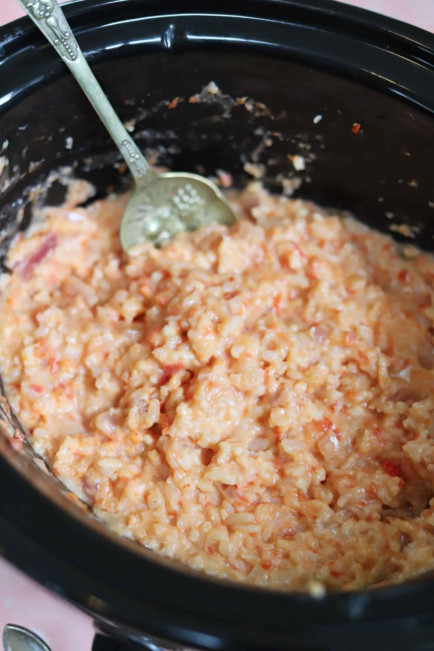 Risotto al Pomodoro e Mascarpone 3 Risotto al pomodoro e mascarpone nella slow cooker, pronto per essere mescolato e servito.