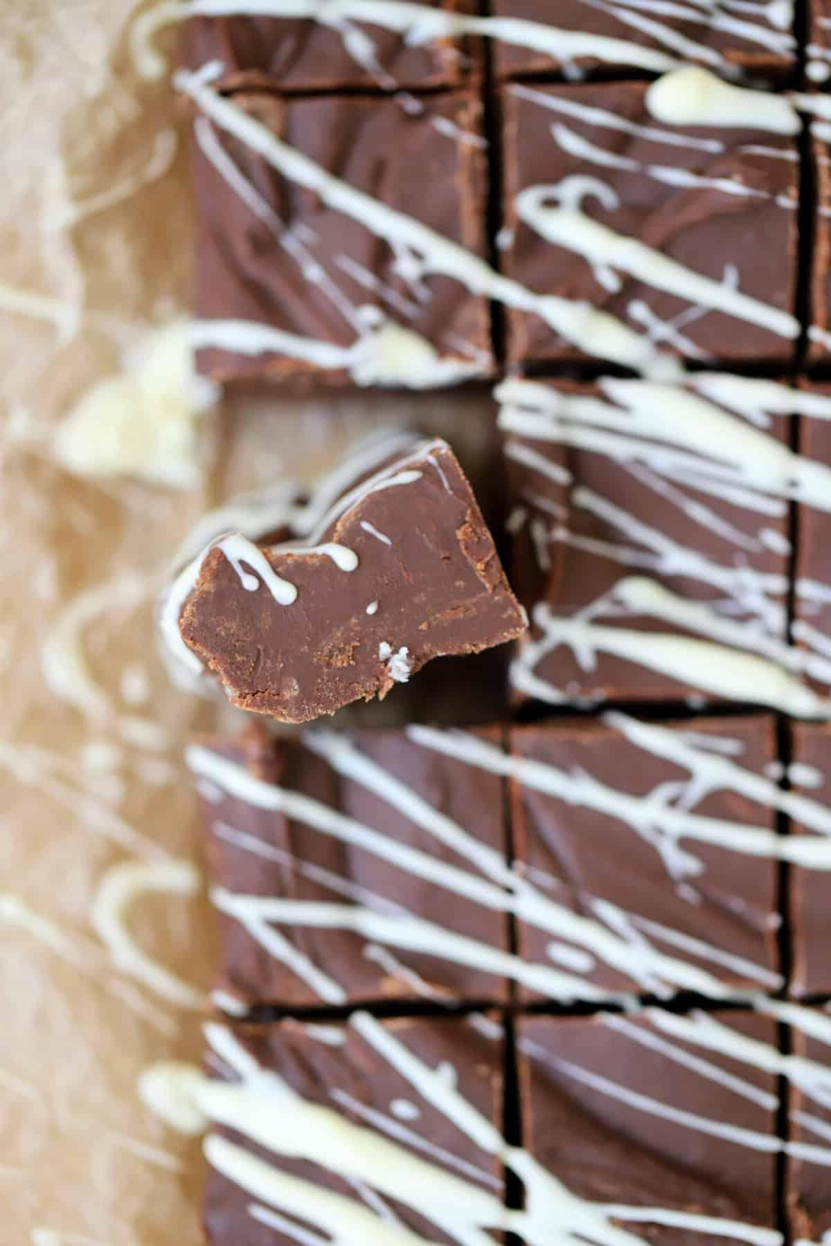 Fudge al Cioccolato in Slow Cooker 3 Primo piano di un quadratino di fudge al cioccolato fatto nella slow cooker.