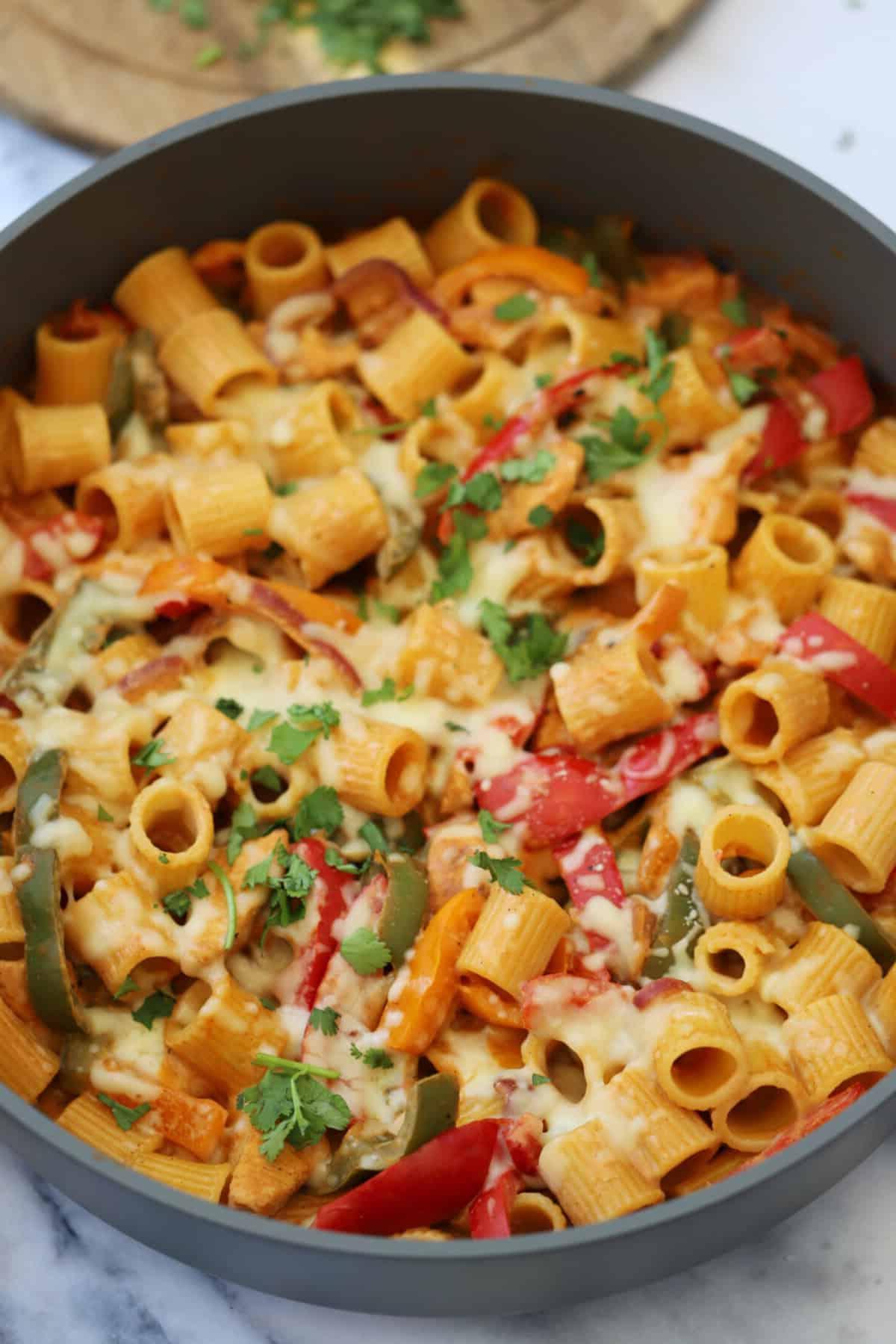 Una padella di pasta fajita cremosa al pollo senza glutine.
