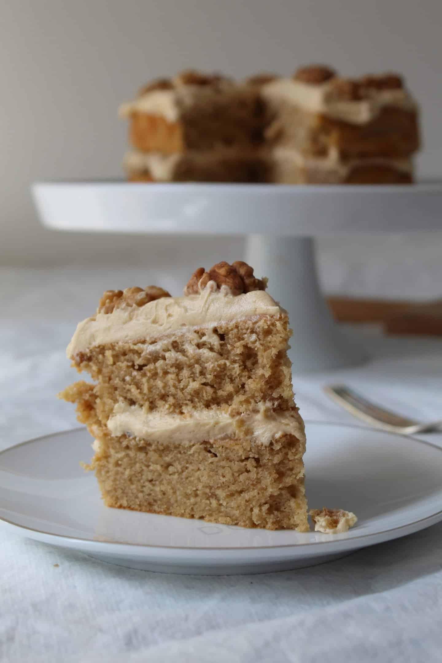 Torta al Caffè e Noci Senza Glutine 3 Una fetta di torta al caffè e noci su un piatto.