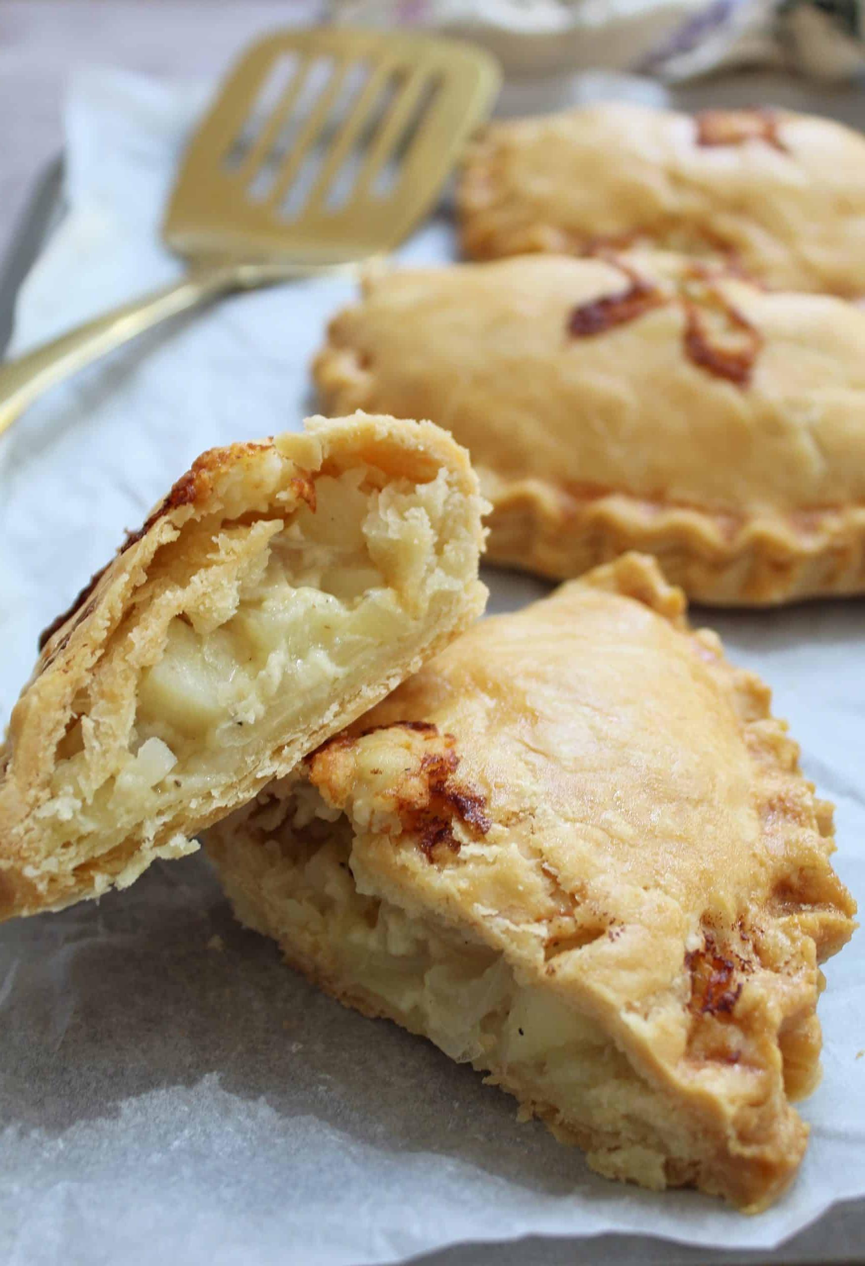 **Calzone senza glutine al formaggio e cipolla** 3 Pasty al formaggio e cipolla senza glutine ricetta