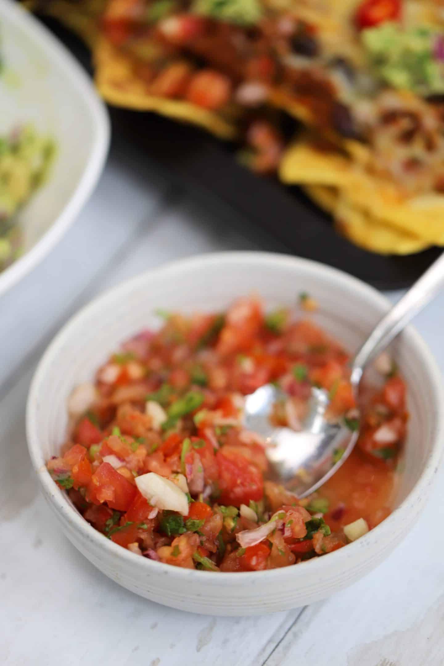 Salsa Senza Glutine 3 Una ciotola di salsa senza glutine davanti a un vassoio di nachos.