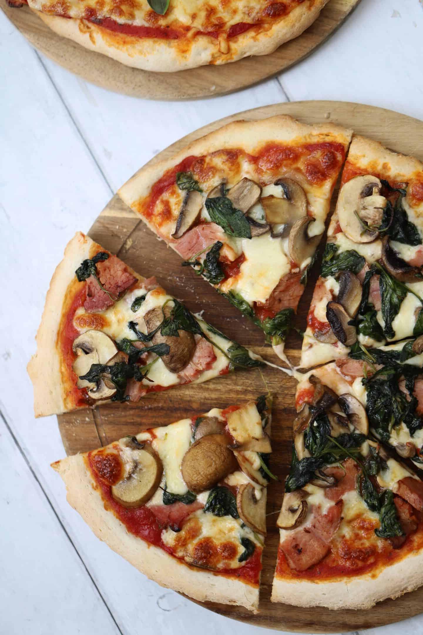 Caputo Impasto per Pizza Senza Glutine 3 Una pizza senza glutine con funghi, prosciutto e spinaci, appena sfornata.