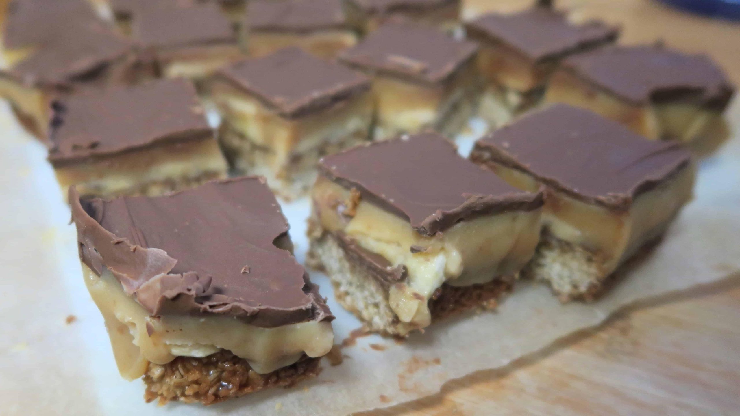 RICETTA FLAPJACK BANOFFEE SENZA GLUTINE: Il Caramello Perfetto per le Tue Barrette di Avena