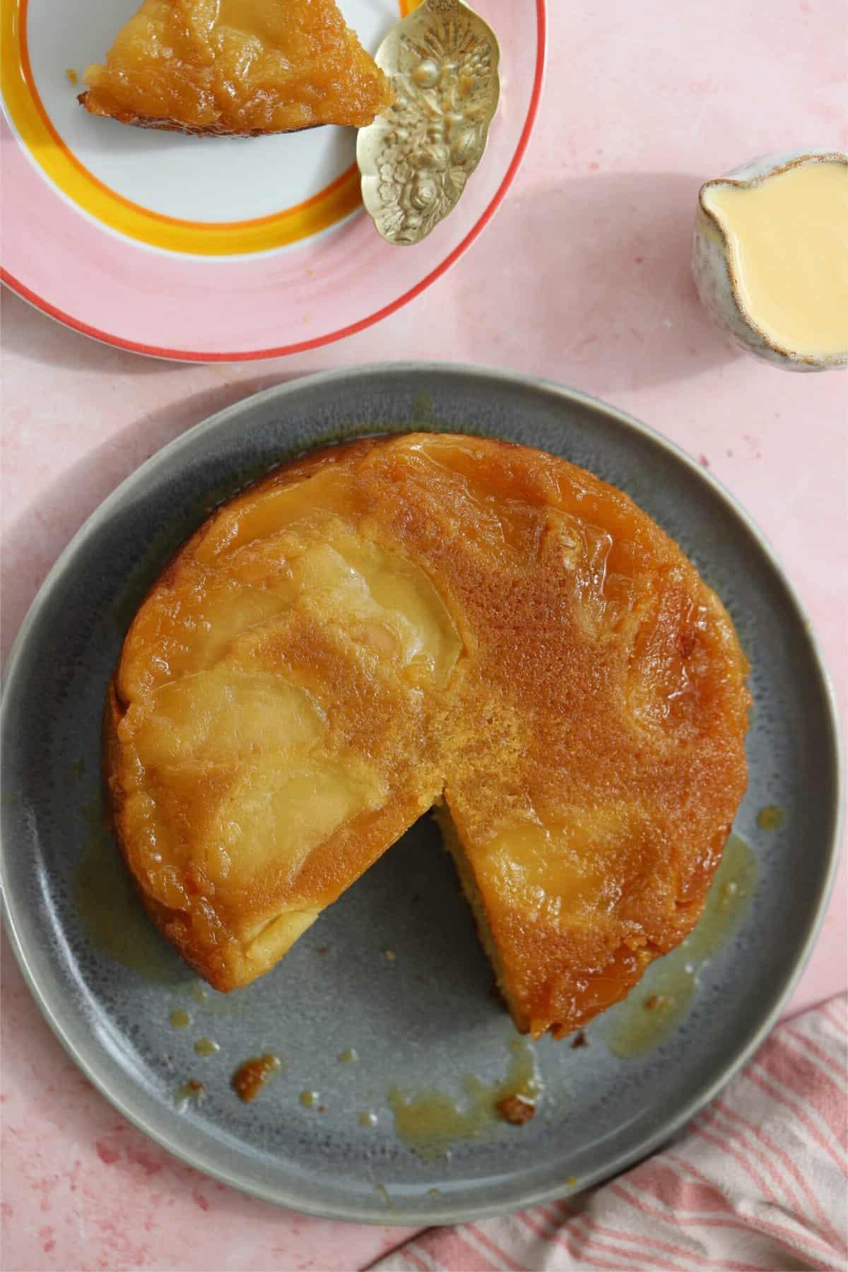 Torta di Mele Rovesciata 3 Ripresa dall'alto di una torta di mele rovesciata con una fetta rimossa.
