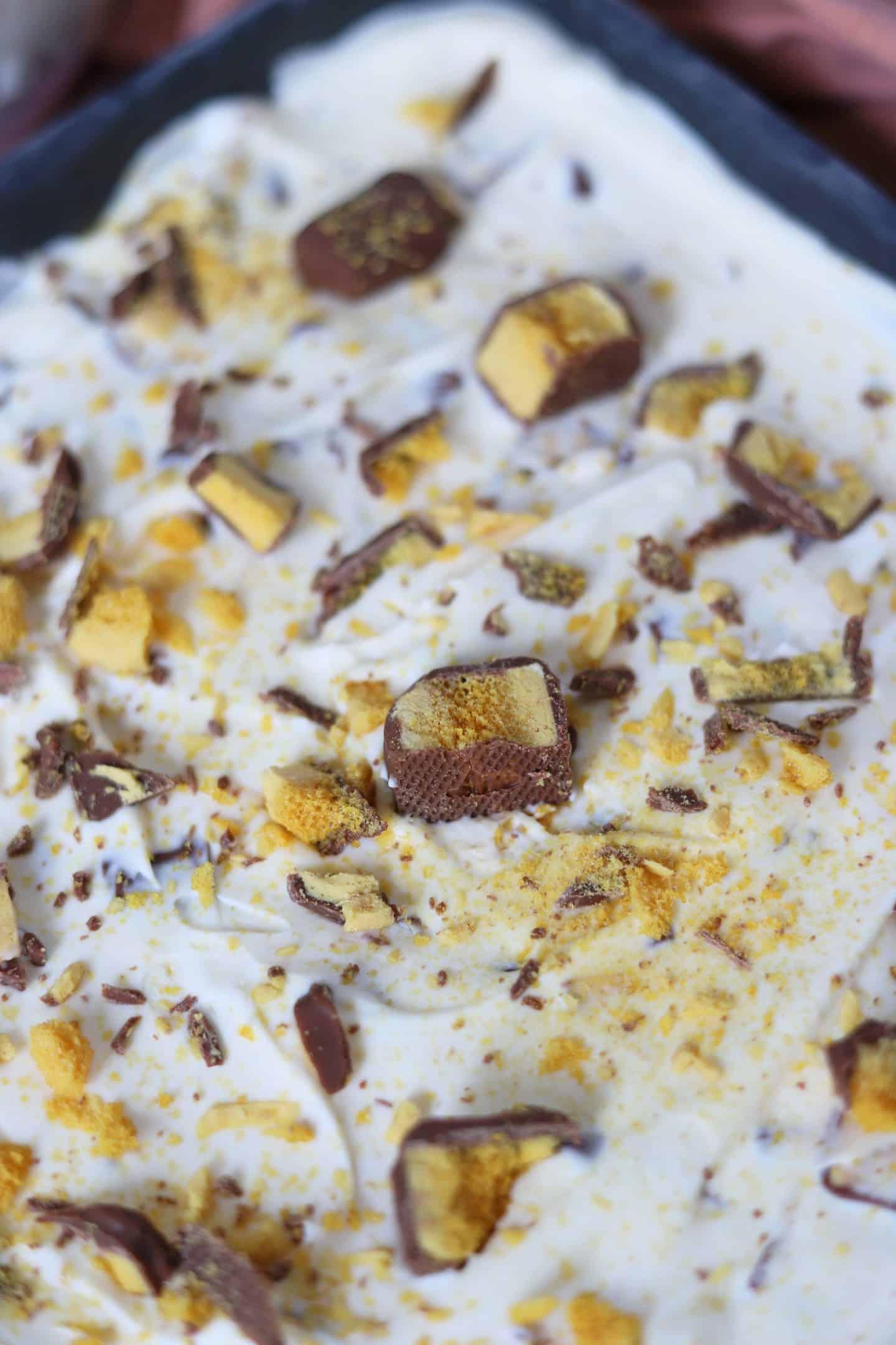 Gelato Croccante Senza Gelatiera 3 Un vassoio di gelato Crunchie senza glutine.