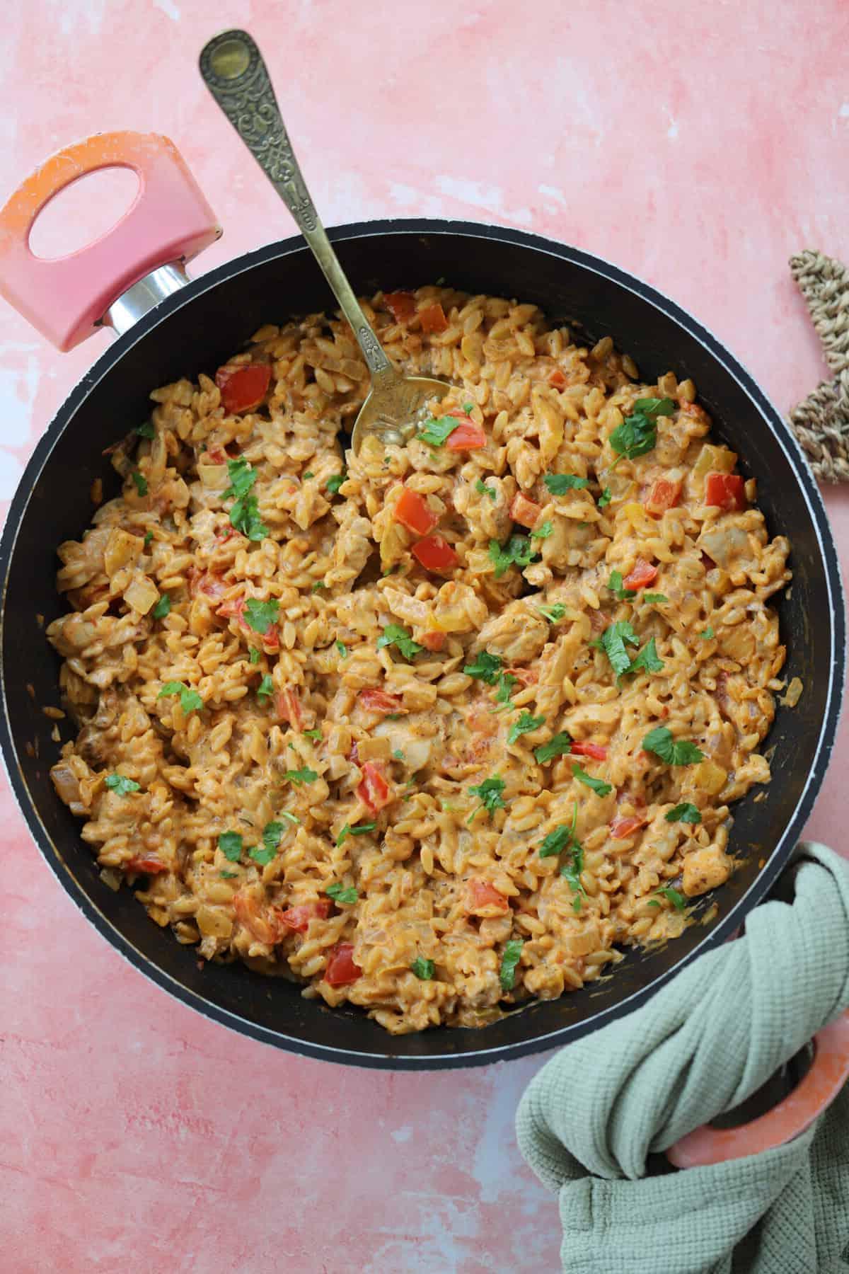Orzo al Pollo Cajun 3 Una padella di orzo cremoso al pollo Cajun pronto per essere servito.