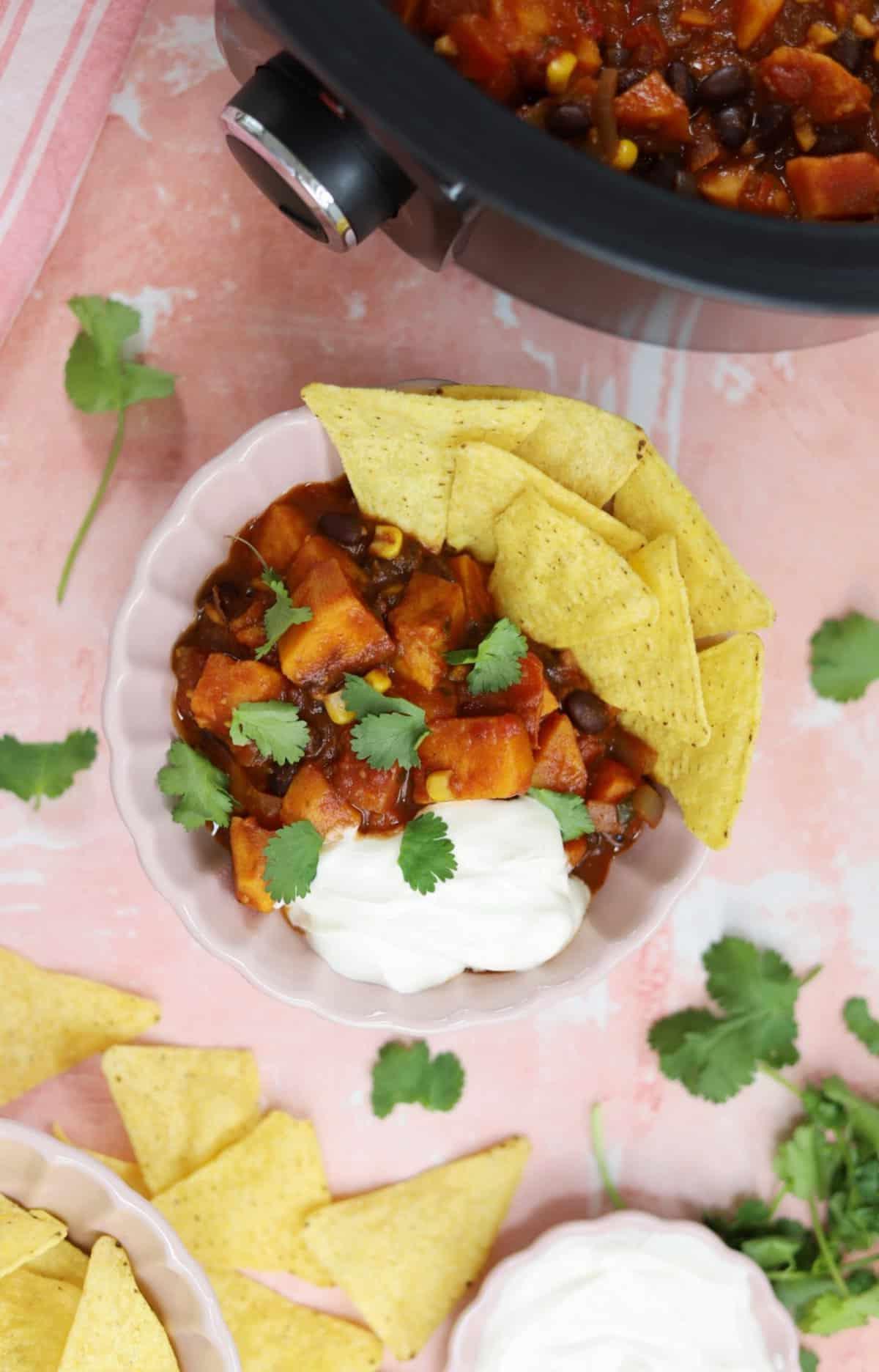 Chili di Patate Dolci a Cottura Lenta 3 Chili di patate dolci e fagioli neri con ingredienti freschi
