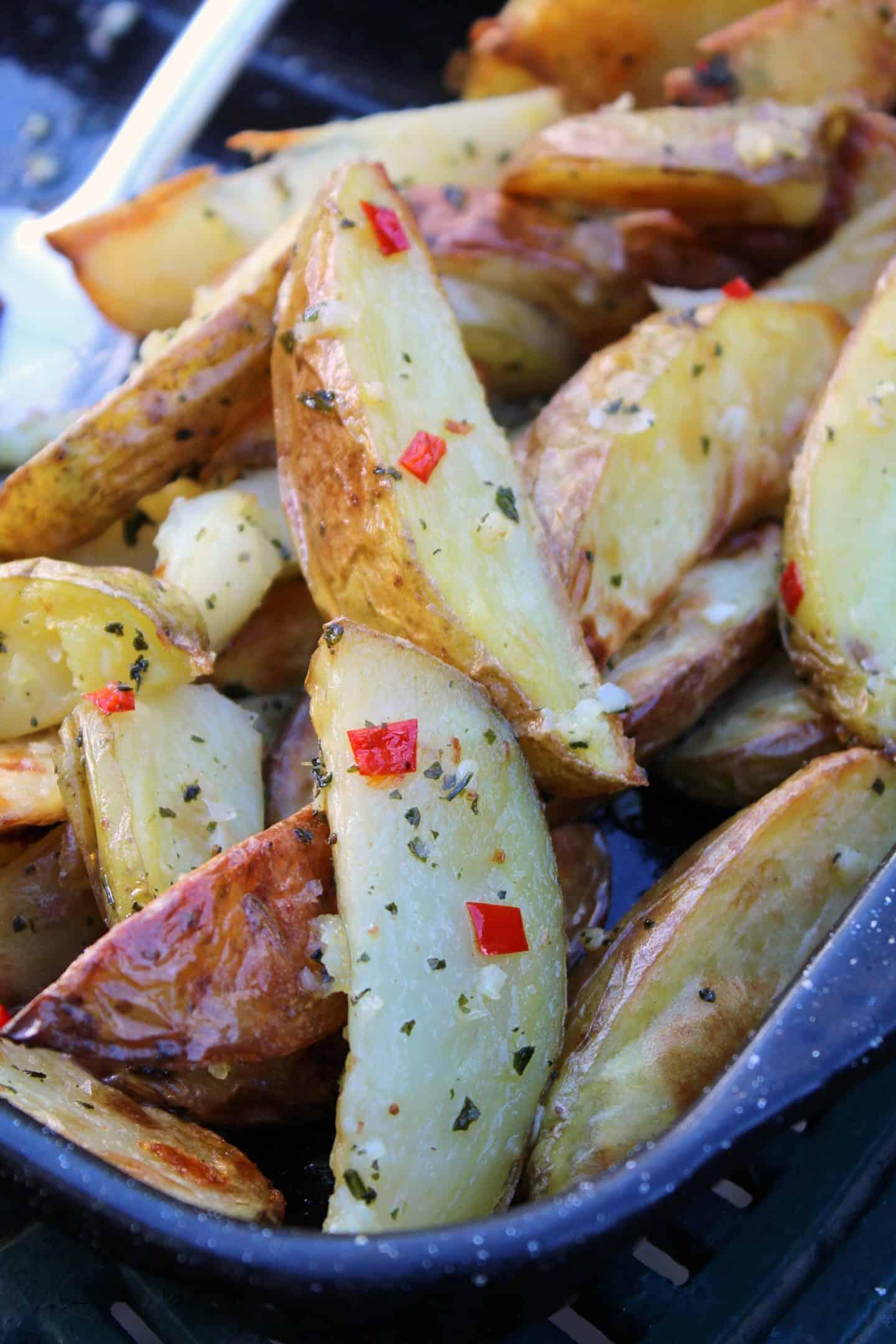 Patate a spicchi senza glutine 3 Un vassoio di spicchi di patate senza glutine.