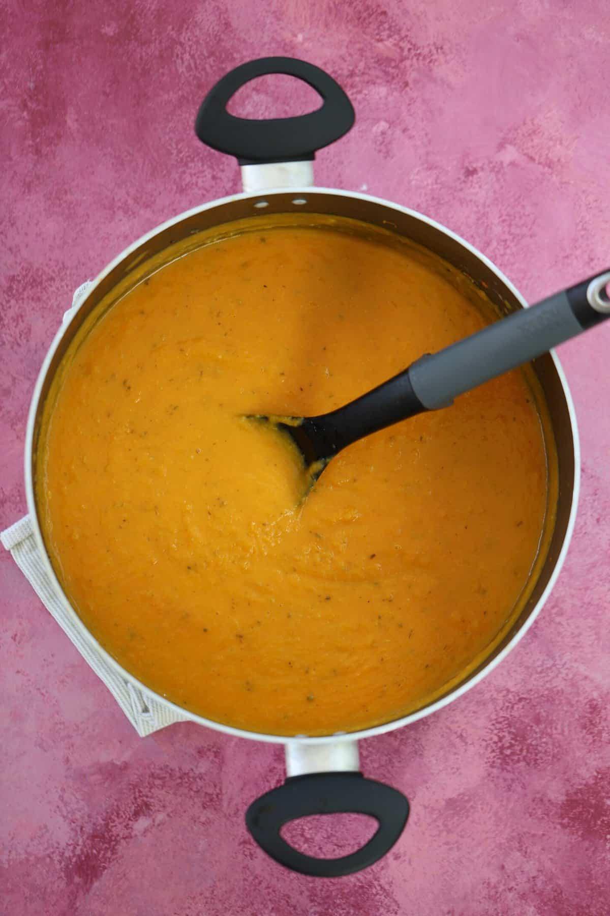 Zuppa di Zucca Violina e Patate Dolci 3 Una pentola di zuppa di zucca delicata e patate dolci.