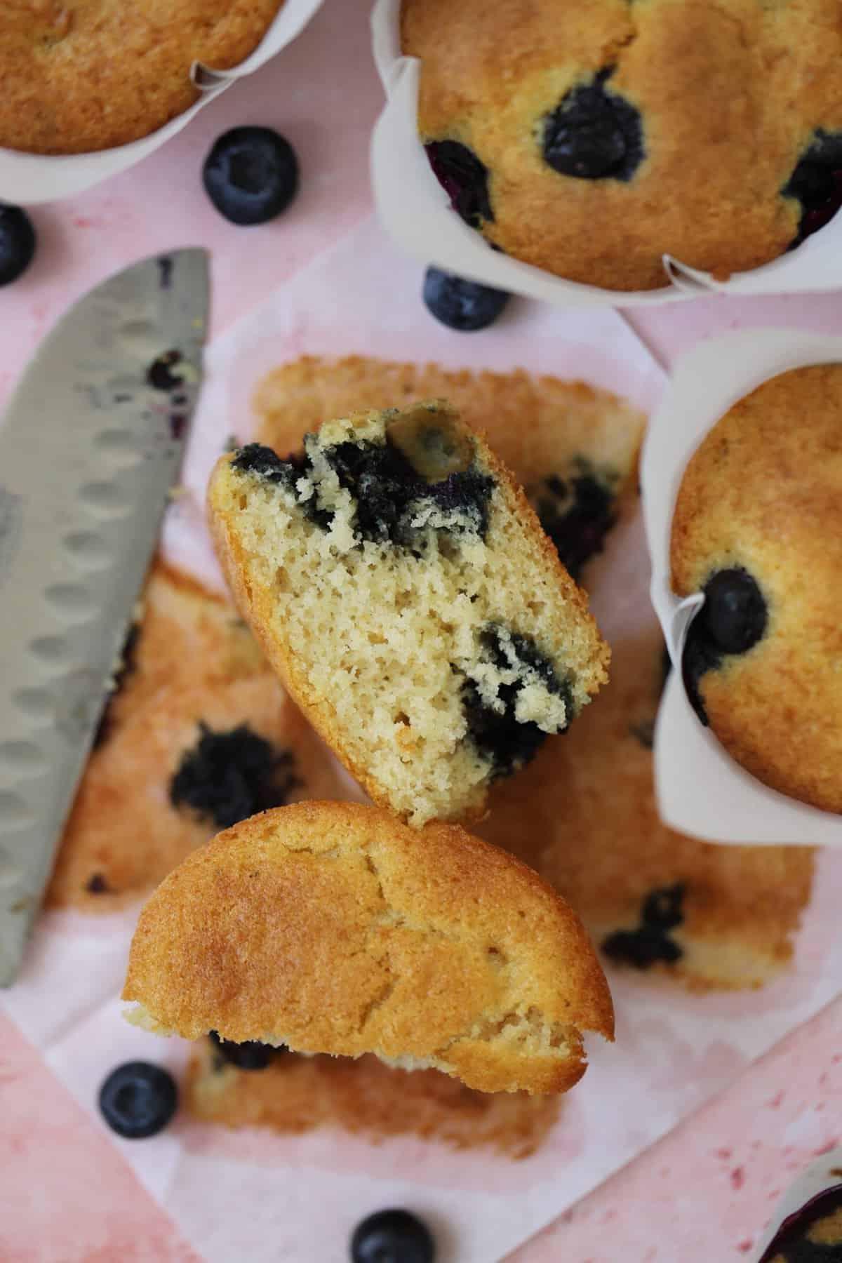 Muffins ai Mirtilli Senza Glutine 3 Un muffin ai mirtilli senza glutine tagliato a metà.